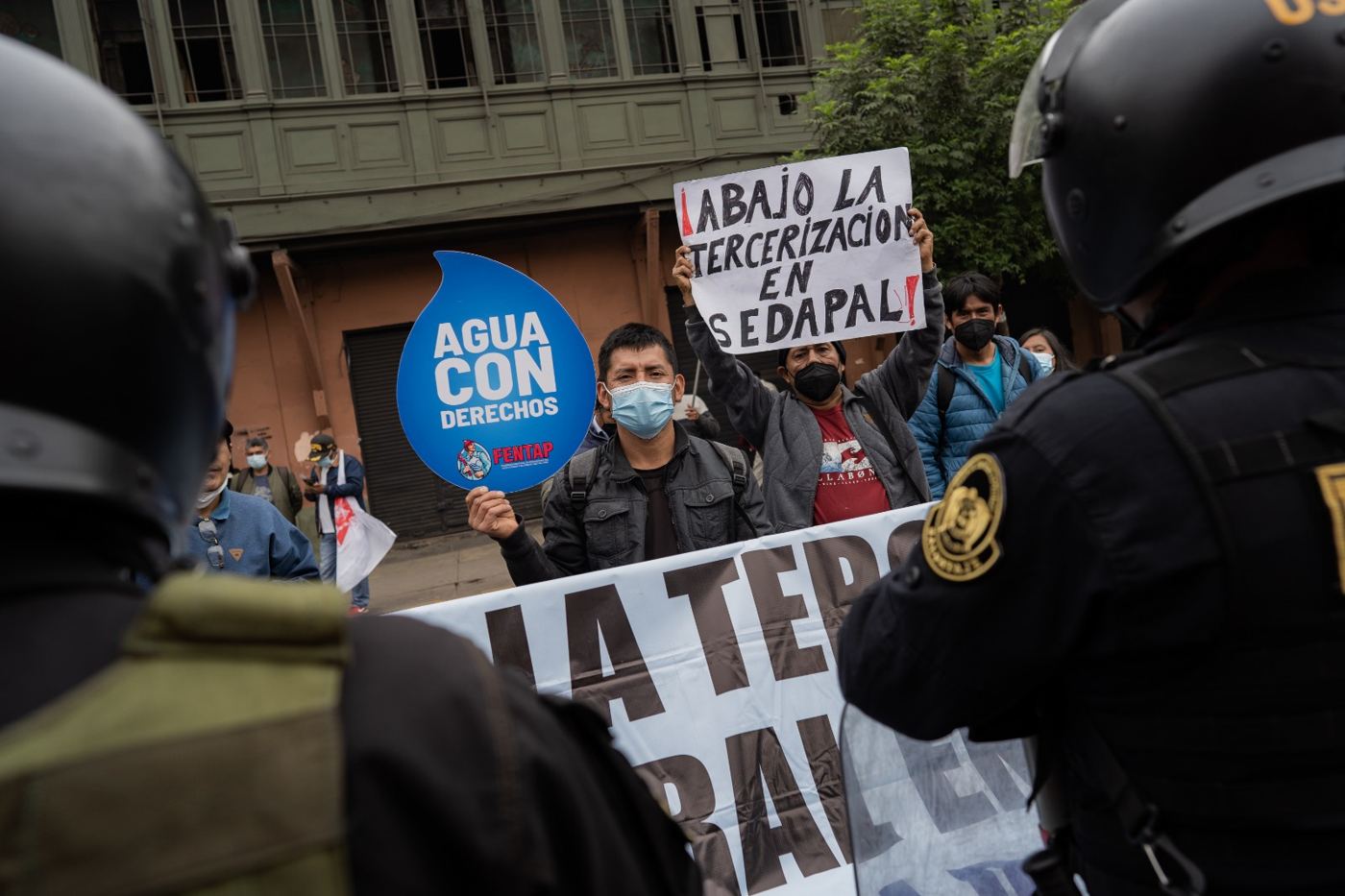 Water and sanitation workers protest with the Agua con derechos sign