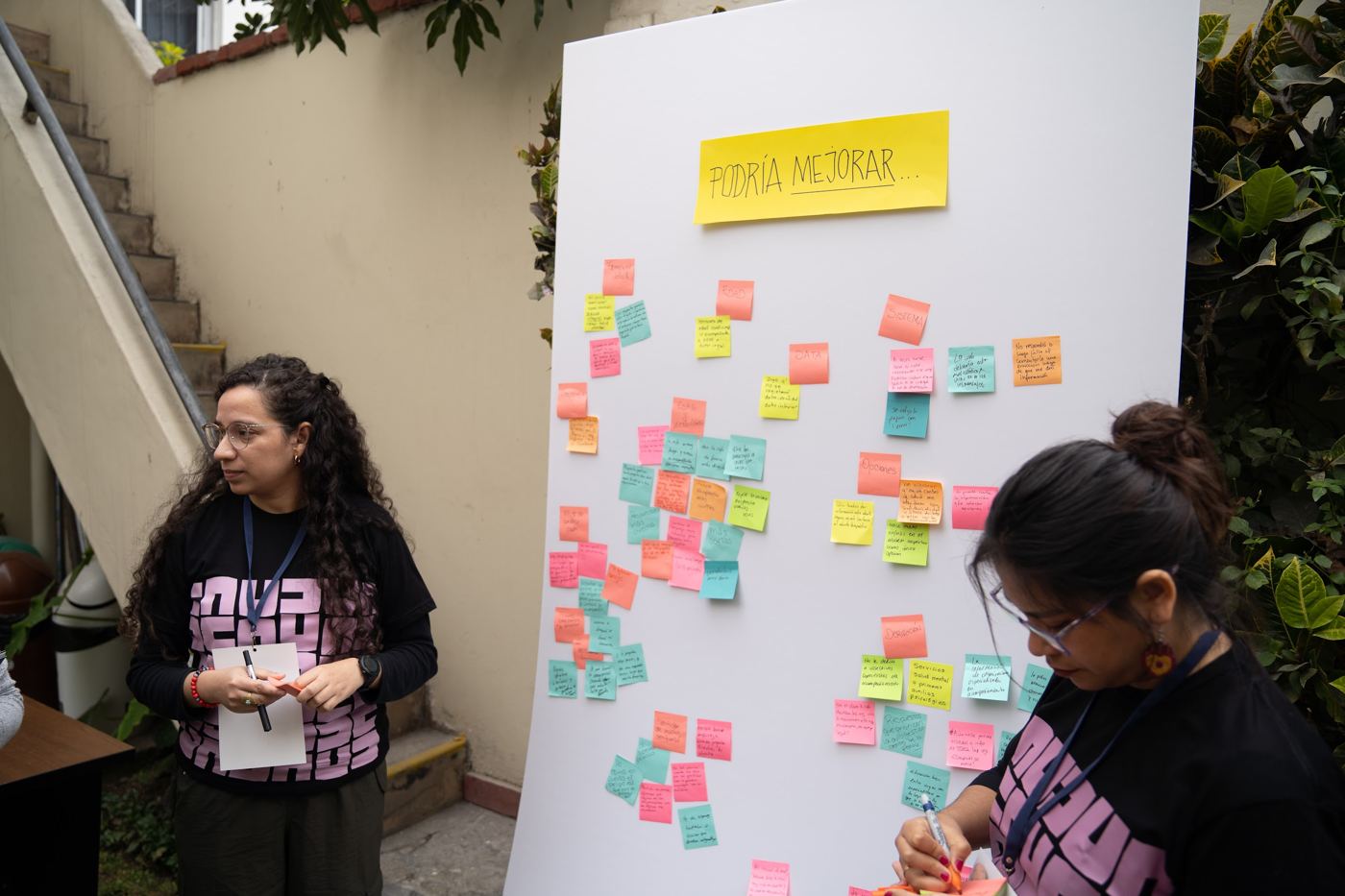 A testing board of sticky notes headed Podría mejorar